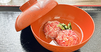 いかチーズボールの紅白お吸い物