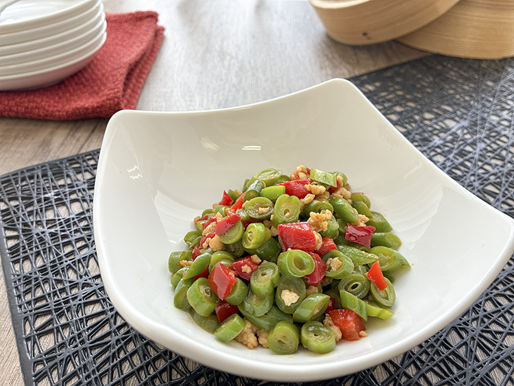 いんげんと赤ピーマンのオイスターソース炒め